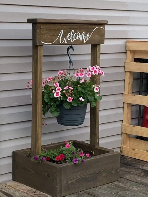 Outdoor Plant Holder, Landscape Planters Ideas, Wood Diy Ideas Home Decor, Wood Craft Fair Ideas To Sell, Front Yard Diy, Wood Scrap Projects, 4h Project Ideas, Diy Garden Table, Diy Garden Furniture