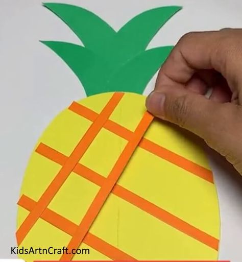 Easy to Make Paper Pineapple with Step-by-Step Instructions Check more at https://www.kidsartncraft.com/paper-pineapple-step-by-step-tutorial/ Pineapple Paper Craft, Paper Pineapple, Pineapple Crafts, Pineapple Theme, English Skills, Christmas Worksheets, Paper Vase, School Activity, Make Paper