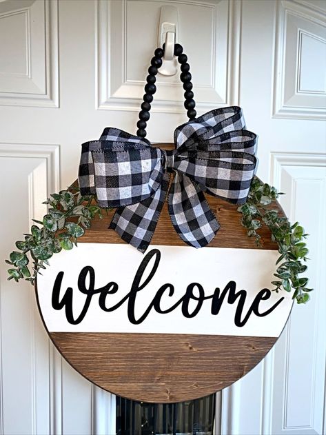 Round Wood Welcome Sign, Wood Welcome Sign, Welcome Signs Front Door, Spring Front Door Wreaths, Wooden Signs Diy, Welcome Door Signs, Door Signs Diy, Round Wood Sign, Cute Canvas Paintings