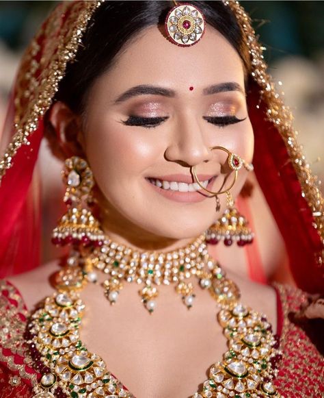 Latest Bridal Makeup Indian, Dusky Skin Makeup Indian Bride, Bride Makeup Indian, Rajasthani Bridal Look, Dewy Bridal Makeup, Makeup Artist Working, Soft Pink Makeup, Nath Bridal, Latest Bridal Makeup