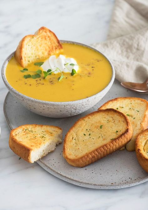 Pumpkin Soup With Garlic Bread Tuna Dinner Recipes, Tomato Gravy Recipe, Chili Recipe With Black Beans, Roast Pumpkin Soup, Kitchen Witch Recipes, Hearty Vegetable Soup, Best Bread, Sunday Dinner Recipes, Filling Dinner