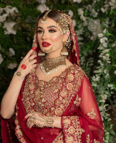 Maya Ali Bridal Shoot, Desi Bridal Makeup Red, Red Bridal Makeup, Bridal Makeup Pakistani, Gold Necklace Set Bridal, Desi Bridal Makeup, Jewellery For Bride, Jewellery Set Bridal, Pakistani Bridal Hairstyles