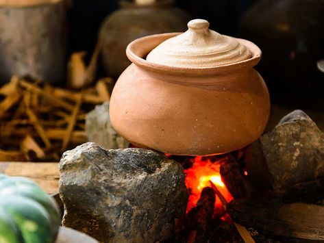 Clay Pot Cooking, Clay Cooking Pots, Clay Cooking Pot, Soup Rice, India Live, Curry Soup, Google Trends, Natural Detox, Cooking Pot