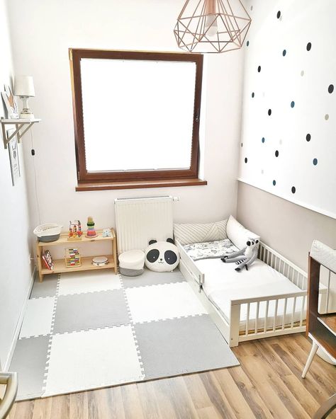 Nursery Decor Montessori, Small Room Montessori, Monissory Nursery, Nursery Montessori Newborn, Montessori Bedroom 9 Months, Montessori Bed In Parents Room, Small Montessori Bedroom Ideas, Montessori Bedroom Furniture, Minimalist Montessori Bedroom