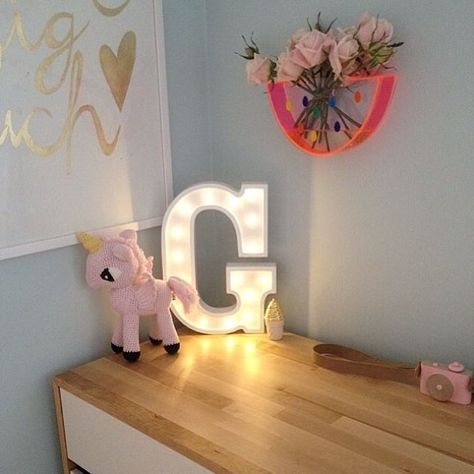 Las letras luminosas para la habitación de los niños son tendencia y un buen recurso para decorar. | Decorar tu casa es facilisimo.com Shared Girls Room, Letter Lights, Lighted Marquee Letters, Adairs Kids, Big Kids Room, Light Letters, Marquee Letters, Decoration Originale, Big Girl Rooms