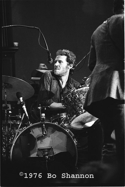 levon helm - love the singing drummers. especially when they're amazing singers and fantastic drummers. Levon Helm, Garth Hudson, Music Drums, The Last Waltz, Robbie Robertson, The Jam Band, How To Play Drums, Drummer Boy, Rock Legends