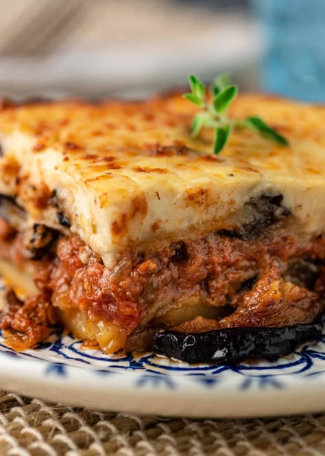 My Eggplant Moussaka recipe is filled with rich vegetables, flavorful beef, and a creamy Bechamel sauce. It’s the ultimate Greek comfort food! Moussaka Recept, Pan Fried Eggplant, Eggplant Moussaka, Moussaka Recipe, Beef Sauce, Greek Dishes, Bechamel Sauce, Minced Meat, Pizza Hut