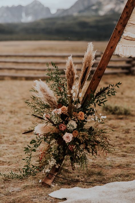 Mountain Wedding Centerpieces Diy, Mountain Wedding Florals, Woodsy Wedding Flowers, Neutral Western Wedding, Western Mountain Wedding, Pampas Installation, Mountain Boho Wedding, Wedding Manifestation, Montana Wedding Dress