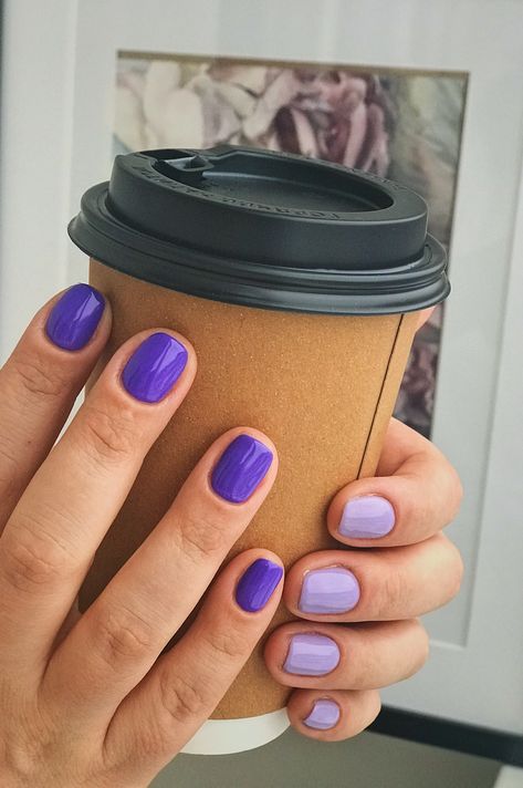 Nail Color Different Hands, Short Gel Nails Colorful, Every Other Nail Color, Mismatched Short Nails, Hands Two Different Colors Nails, Nail Color Combos Spring, Fall Colorful Nails, September Manicure Ideas, Two Color Manicure