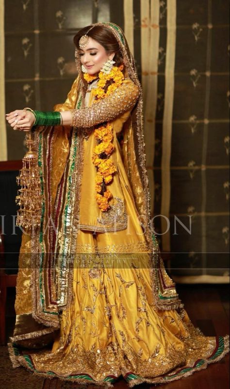 Haldi Garara Dress, Ubtan Dresses Pakistani, Holud Dress Ideas, Mayoun Bride, Mehndi Sharara, Mayon Dress, Mayon Dresses, Pakistani Bridal Hairstyles, Mehndi Dress