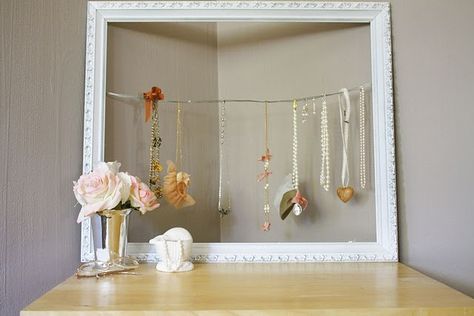 Window Frame Ideas, Organizing Jewelry, Frames Ideas, Diy Pendant Necklace, Jewelry Hanger, Picture Framing, Frame Picture, Jewelry Displays, Hanging Jewelry