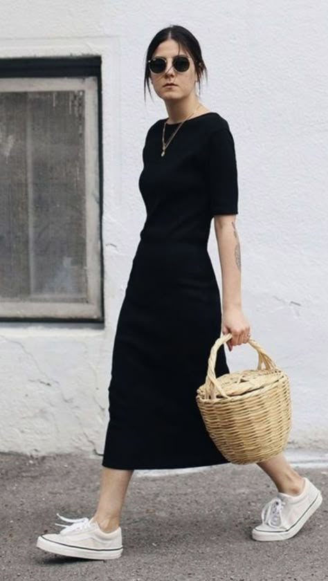 Woman In Black, Simple Summer Outfits, Trik Fotografi, Modern Dress, Inspired Outfits, 가을 패션, Mode Inspiration, Dress Ideas, Minimalist Outfit