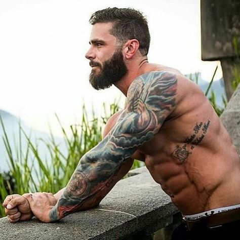 Beard And Tattoos, Barba Hipster, Tattooed Men, Man With A Beard, Beard Wax, Scruffy Men, Beard Tattoo, Hipster Man, Grow Beard