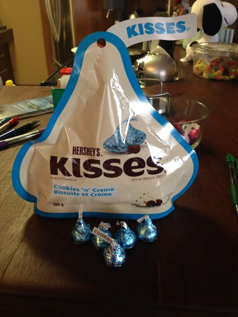 great packaging!! and cookies and cream is my new favorite flavor for Kisses :) Cookies And Cream Kisses, Sleepover Snacks, Hershey Cookies, Slumber Party Birthday, Cheesy Dip, Starbucks Coffee Drinks, Kiss Cookies, 4th Birthday Cakes, Hershey's Kisses