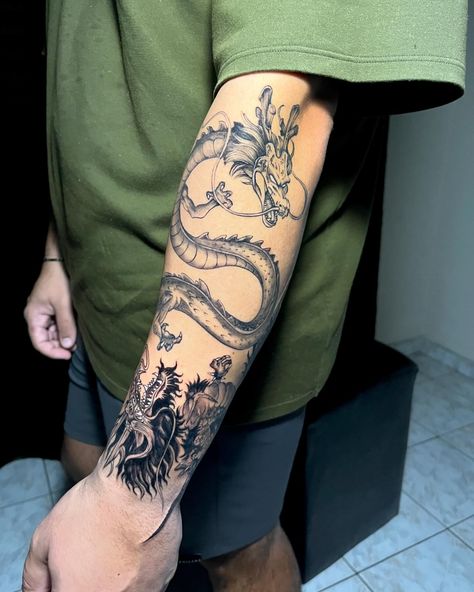 🐲 SHENLONG | KAIDOU 🐲 Tattoo personalizada pro mano @baka_rafa Shenlong (DBZ) e Kaidou (One Piece), contornando seu antebraço esquerdo. O Shenlong já cicatrizado. ✅ Dbz Tattoo, Ab Tattoo, April 3, Manado, Tattoo Sketches, Dragon Ball, Tatting, One Piece, Tattoos