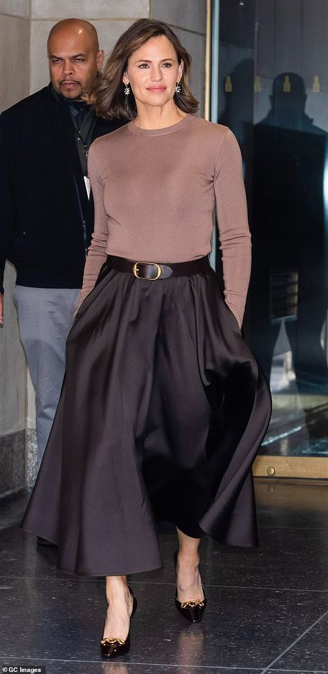 Outfits In New York, Girl Next Door Style, Nancy Meyers Aesthetic, Garner Style, Classic Feminine Style, Smart Chic, Modest Girly Outfits, Skirt Styles, Nancy Meyers