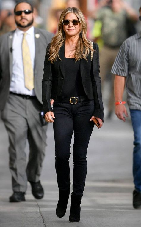 Jennifer Anniston Style, Jennifer Aniston Style, Jenifer Aniston, Jen Aniston, Jeans Outfit Winter, Faded Black Jeans, Justin Theroux, Black Jeans Outfit, Stylish Celebrities