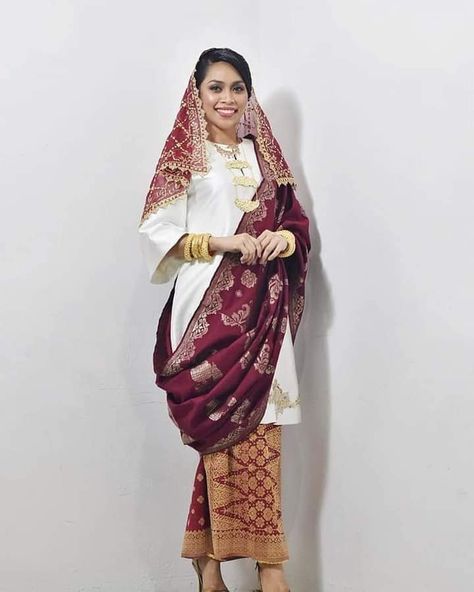 Kebaya Tradisional Melayu, Malaysian Clothes, Malay Wedding Dress, Baju Kahwin, Nikah Outfit, Classic Outfits For Women, Malay Wedding, Wedding Dress Outfit, Traditional Dresses Designs