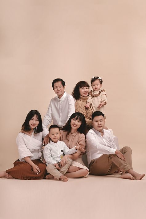 Family Potrait Photoshoot Outfits, Self Shoot Studio Poses Family, Large Family Photo Shoot Ideas Studio, Family Portrait Poses For 6, 6 Family Photo Shoot Ideas, Family Potrait Idea, Korean Family Photoshoot Studio, Family Photo Studio Outfits, Family Portrait Outfits Studio