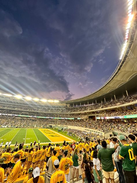 Baylor University Aesthetic, Baylor Football, College Vision Board, College Game Days, Baylor University, Freshman College, College Aesthetic, Baylor Bear, Notre Dame University