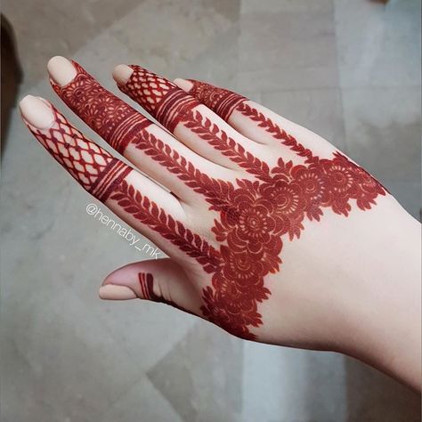 6,402 Likes, 40 Comments - Henna by MK | Pakistan (@hennaby_mk) on Instagram: “How pretty is this!? 😍  More eid henna designs coming your way 💓 ——————————————————…” Finger Mehndi Style, Finger Mehndi Design, Eid Henna Designs, Finger Mehndi, Inai Pengantin, Easy Mehndi Design, Red Henna, Leg Mehndi, Finger Henna Designs