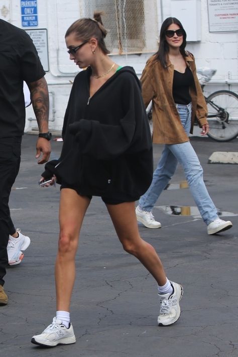 Hailey Bieber 5.4.23 Haley Bieber Style, Model Off Duty Street Style, Pilates Outfit, Hailey Baldwin Style, Athleisure Trend, Concert Fashion, Daily Outfit Inspiration, Skirt And Sneakers, Effortlessly Chic Outfits