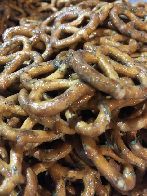 Pretzels Recipe Seasoned, Pretzels Seasoned, Pretzel Snack Recipes, Dill Ranch, Ranch Pretzels, Seasoned Pretzels, Dry Ranch Dressing Mix, Pretzel Recipe, Dry Ranch Dressing