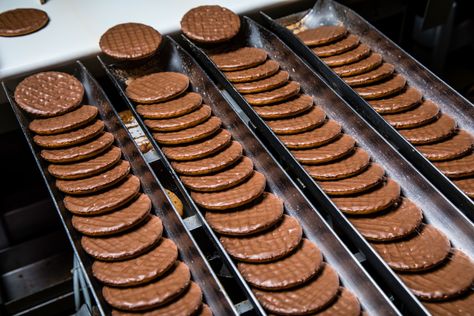 See how chocolate digestives are made at a London biscuit factory Chocolate Digestives, Cookies Crumble, Science Aesthetic, Factory Photography, Cookie Factory, Food Factory, Food Manufacturing, Food Production, Life Board