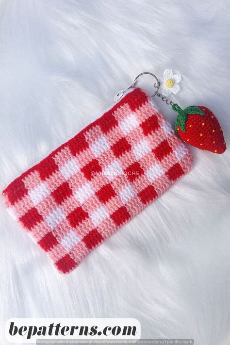 Beginner Crochet Bag Pattern | Free and Aesthetic Design | Cozy and Simple Crochet Pencil Case, Crochet Wallet, Crochet Tutorial Pattern, Quick Crochet Patterns, Crochet Bag Pattern Free, Crochet Pouch, Crochet Business, Kawaii Crochet, Crochet Handbags Patterns