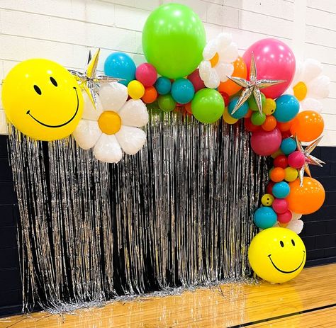 Color Me Happy Party, Smiley Face Theme Party, Bright Color Birthday Party, Smiley Balloon Arch, Bright Color Birthday Party Ideas, Smiley Face Decorations Ideas, Smiley Face Party Food Ideas, Smiley Face Balloon Garland, Smile Birthday Party Ideas