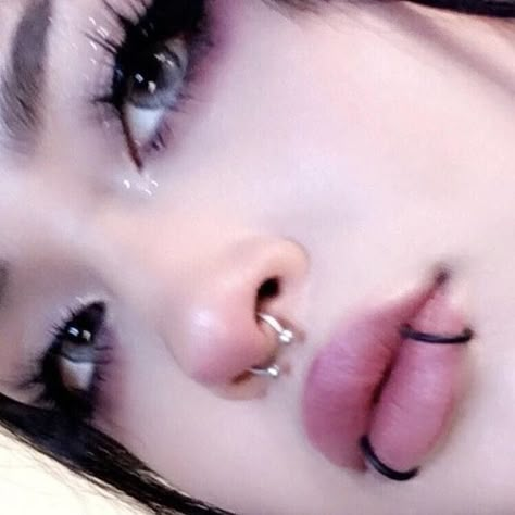 Snake Bites Lip Piercing, Snake Bite Piercing, Paznokcie Hello Kitty, Snakebites, Face Piercings, Cool Piercings, Piercing Inspo, Facial Piercings, Snake Bites