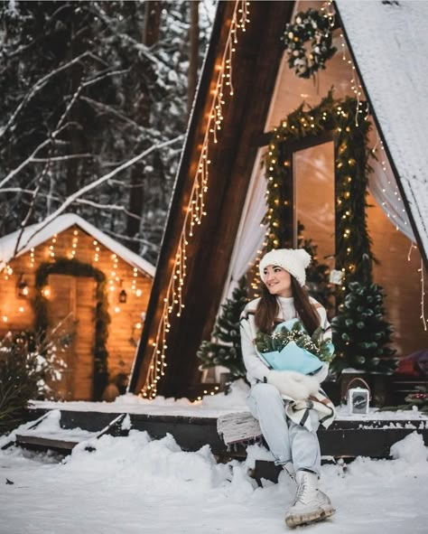 A Frame Photoshoot, Christmas 2025, Kodak Moment, Cabin Christmas, Christmas Outdoor, Christmas Photoshoot, Christmas Couple, Advertising Campaign, Christmas Inspiration