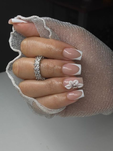 Quince Guest Nails, Nails With A Flower Design, Simple Quince Nails Short, Cute Simple Summer Nails Square, Medium Length Nails Spring, Simple Short Nail Designs Summer White, Hoco Nails Medium, Nail Inspo Back To School 2023, Short Quince Nails White