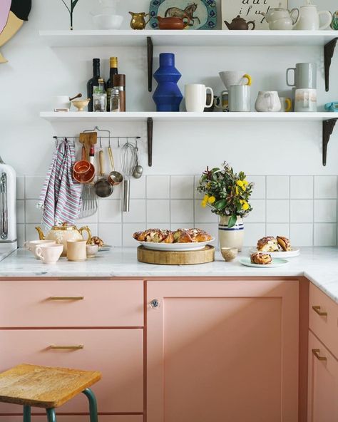 In Pursuit of Pink: 12 Kitchens That Knock It Out of the Park Coral Room, Pink Cabinets, Pink Kitchen Decor, Kitchen Cabinet Color Ideas, Kitchen Cabinet Trends, Beautiful Kitchen Cabinets, Painted Kitchen Cabinets Colors, Best Kitchen Cabinets, Popular Kitchens