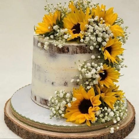 Sunflower And Burlap Wedding, Sun Flower Themed Birthday Party, Sun Flower Cake Designs, Sun Flower Birthday Cakes, Sunflower Bridal Shower Cake, Sun Flower Cake Ideas, Sunflower Food Ideas, Sunflower Cake Ideas Birthday, Sunflower Birthday Party Ideas