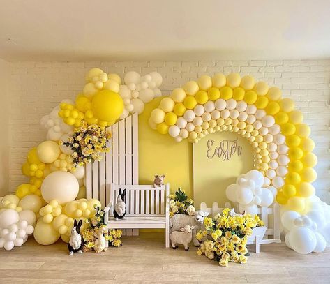 Charlie Brown Balloon Garland, Spring Back Drop Ideas, Yellow Birthday Theme, Yellow Themed Birthday Party, Yellow Balloon Garland, Bee Theme Party, Yellow Birthday, Spring Colours, Yellow Balloons