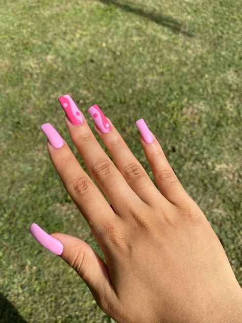 Pink Ying Yang Nails Acrylic, Pink Themed Nails, Pink Ying Yang Nails, Ying Yang Nails Acrylic, Cute Nails For Birthday Pink, Pink Ying Yang, Y2k Aesthetic Nails, Ying Yang Nails, Trending Nail Designs