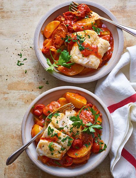 Be sure to serve this satisfying fish stew with lots of bread to mop up all the sauce Fish And Sausage Recipes, Midweek Dinner Ideas, Braised Cod, Xmas Bakes, Spanish Fish Stew, Chorizo Stew, Fish Stew Recipes, Fakeaway Recipes, Chefs Plate