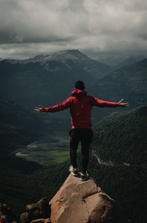 Thanks to Ramiro Pianarosa for making this photo available freely on @unsplash 🎁 Photo Facts, Single Pic, Travel Pose, Easy Photography Ideas, Emotional Photos, Self Photography, Photo Sign, Mountain Nature, Alone Photography