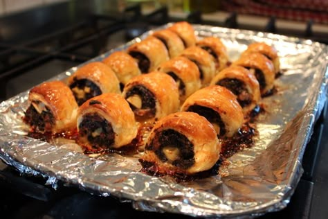 Black Pudding & Apple Sausage Rolls just out of ovem Sausage Roll Recipe, Lotr Party, Offal Recipes, Pastry Rolls, Traditional Christmas Dinner, Sausage Rolls Recipe, Black Pudding, Apple Sausage, Scotch Eggs