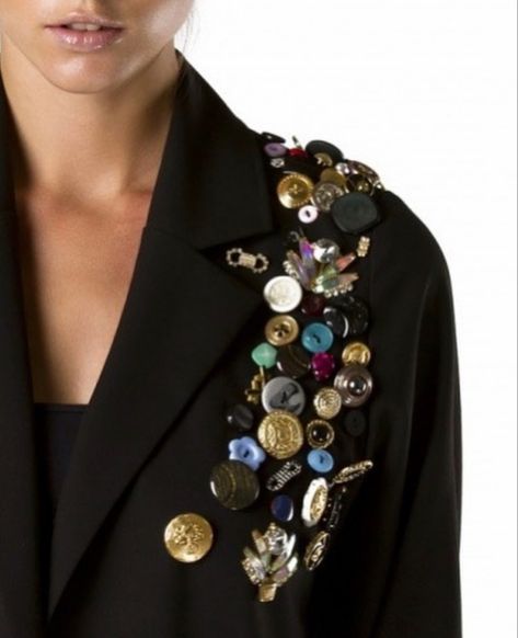 Brooch On Blazer, Aina Abdul, Jean Jacket Design, Studs Diy, Boutique Inspiration, Upcycle Clothes Diy, Diy Jacket, Mode Abaya, Embellished Jacket