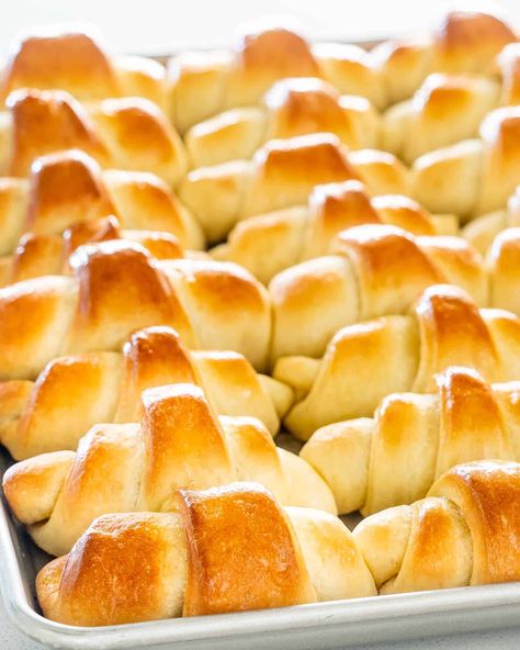 These Crescent Rolls are really the perfect dinner rolls. Soft, buttery, amazing flavor yet incredibly simple to make. There's nothing better than fresh hot dinner rolls right out of your oven. #dinnerrolls #crescents #crescentrolls #recipe Dinner Rolls Easy, Homemade Crescent Rolls, Crescent Recipes, Jo Cooks, Homemade Bread Recipes Easy, Fall Soup Recipes, Homemade Dinner Rolls, Yeast Rolls, Crescent Roll Recipes