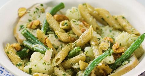 This can easily be made with all veggies, legumes, beans to make meat free. Pasta And Pesto, Cholesterol Friendly Recipes, Heart Healthy Recipes Easy, Med Diet, Quick Pasta Recipes, Quick Pasta, Chicken Vegetable, Walnut Pesto, Low Cholesterol Recipes