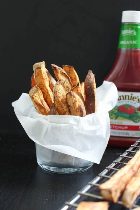 A healthy spin on a popular side dish with these easy to make, crispy and flavorful Oil-Free Baked Sweet Potato Fries! Vegan Super Bowl Snacks, Vegan Superbowl Snacks, Zucchini Pommes, Vegan Super Bowl, Super Bowl Snacks, Baked Sweet Potato Fries, Oil Free Vegan Recipes, Sweet Potato Fries Baked, Popular Side Dishes