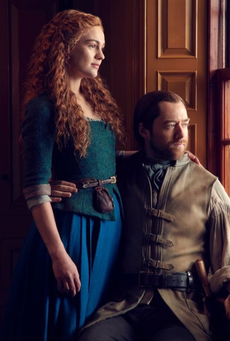 Brianna And Roger, Brianna Fraser, Sophie Skelton, Outlander Knitting, John Bell, Outlander Costumes, The Fiery Cross, Outlander Characters, Richard Rankin