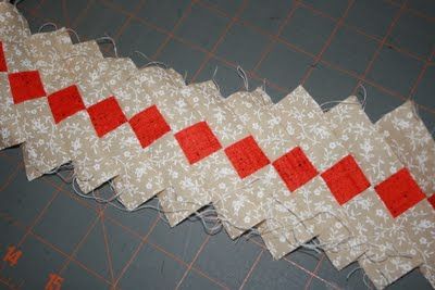 Tutorial: Easy Diamond Border-description of how to do this (similar to the Seminole block) Quilting Stars, Quilting Borders, Seminole Patchwork, Quilt Borders, Quilt Square Patterns, Tshirt Quilt, Medallion Quilt, Quilt Squares, Quilt Border