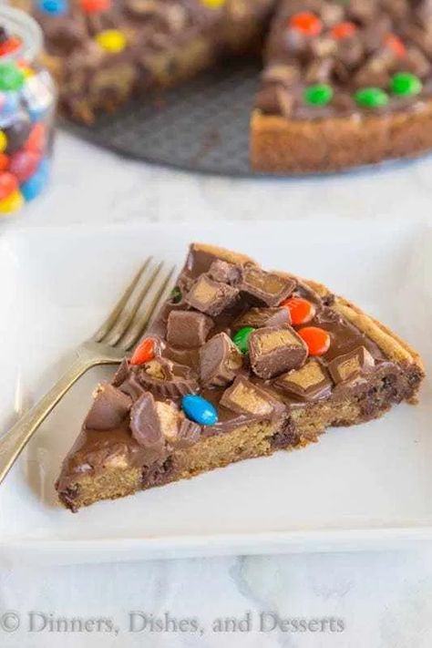 Cookie Pizza Recipe, Chocolate Chip Cookie Pizza, Candy Pizza, Dessert Pizza Recipes, Candy Bar Cookies, Peanut Butter Cups Recipe, Cookie Pizza, Dessert Pizza, Fruit Pizza