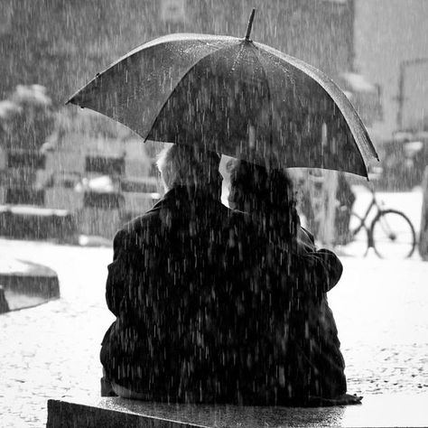 The best way to deal with rain Michel Legrand, Under An Umbrella, Touching Photos, Smell Of Rain, I Love Rain, Growing Old Together, Never Grow Old, Love And Affection, Old Couples