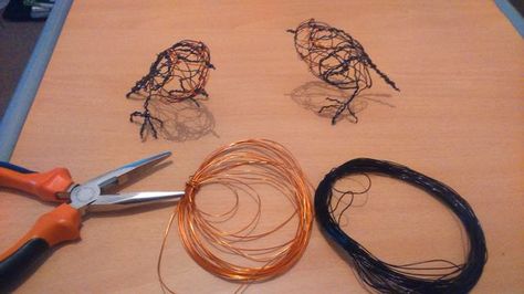 Wire Birds, Sculptures Sur Fil, Chicken Wire Sculpture, Fantasy Wire, Chicken Wire Crafts, Wire Bird, Aluminum Crafts, Wire Art Sculpture, Wire Wrapping Tutorial