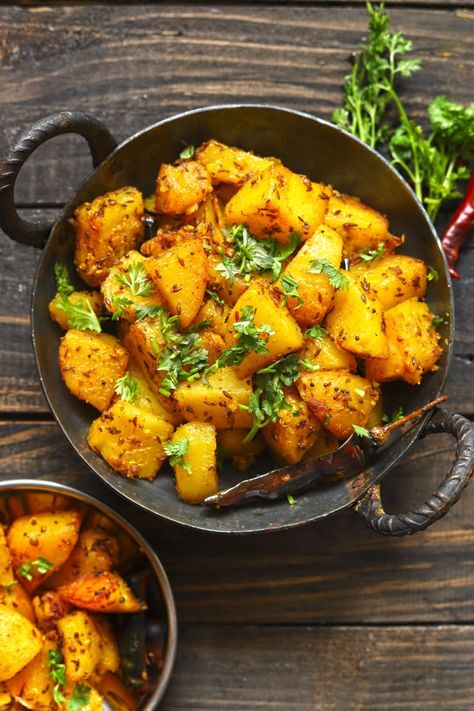 Masala Potatoes, Bombay Potato Recipe, Jeera Aloo, Bombay Potatoes, Holi Recipes, Potato Fry, Aloo Recipes, Potato Curry, Bon Appetite